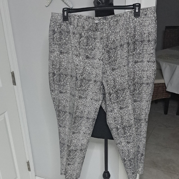 Dalia Collection Black and White Cropped Pants - Picture 1 of 2